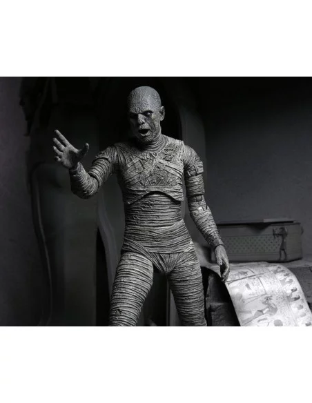 es::Universal Monsters Figura Ultimate The Mummy Black & White 18 cm