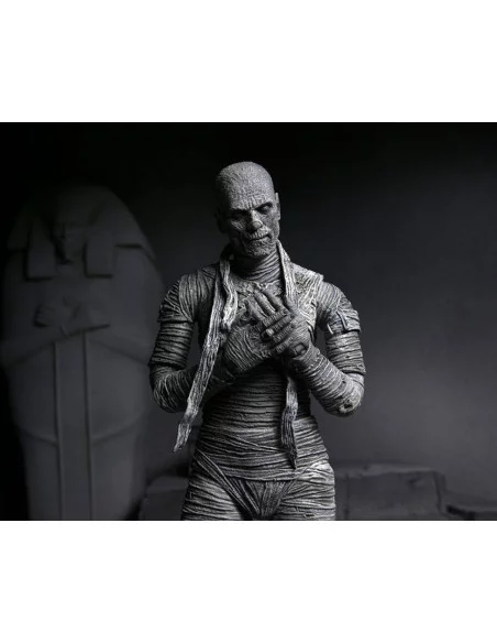 es::Universal Monsters Figura Ultimate The Mummy Black & White 18 cm