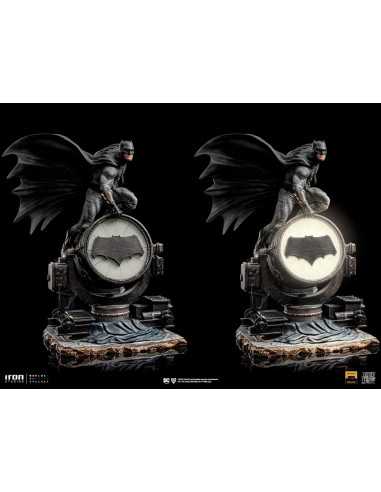 es::Zack Snyder's Justice League Deluxe Art Scale Statue 1/10 Batman on Batsignal 28 cm