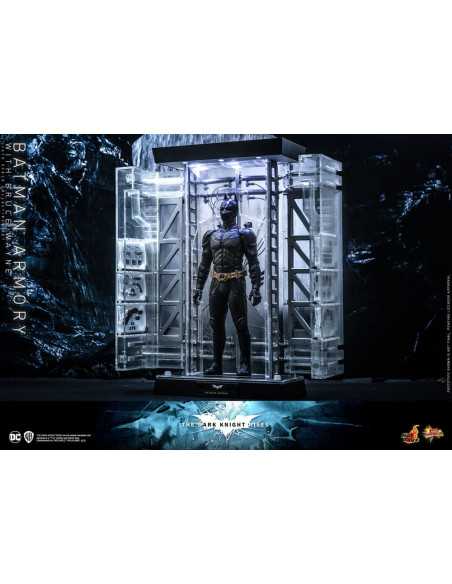 es::Batman The Dark Knight Rises Figuras y Diorama 1/6 Batman Armory with Bruce Wayne 30 cm