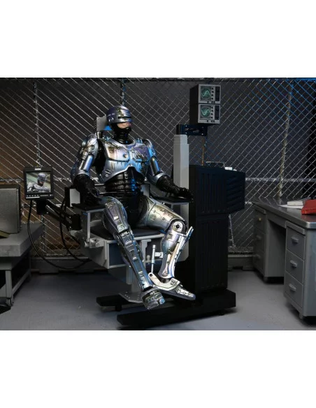 es::EMBALAJE DAÑADO Robocop Figura Ultimate Robocop Battle Damaged with Chair 18 cm.