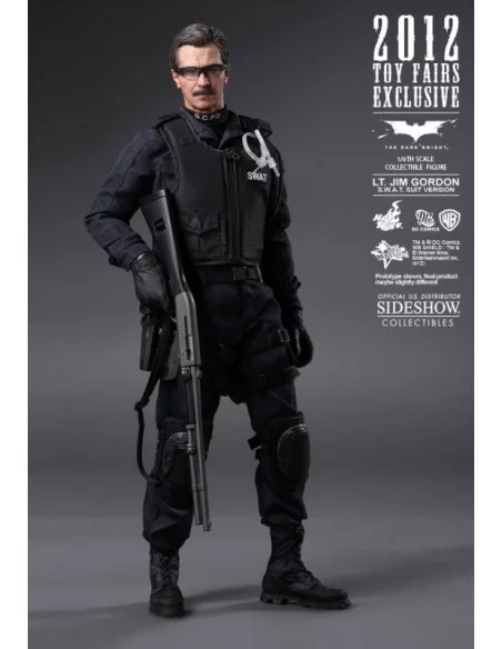 es::Lt. Jim Gordon S.W.A.T. Version Sdcc 2012 - Figura 1/6 Hot Toys Batman the Dark Knight